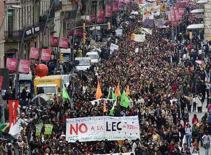 La manifestación de docentes y estudiantes, ayer, a su paso por la calle de Pelai, en Barcelona.