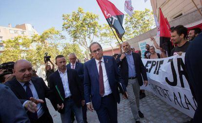 El presidente, Quim Torra, pasa junto al colectivo de doctorandos antes de presidir la inauguración oficial del curso 2019-2020, en Barcelona este viernes.