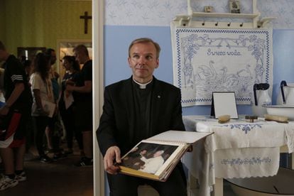 El padre Jaczek Pietruszka, director del museo Juan Pablo de Wadowice, Polonia. Cuando el papa Francisco llegue, se encontrará con una nación que conserva tradiciones profundamente católicas y lo celebrará también en memoria del papa Juan Pablo II, quién inspiró a Polonia durante los años 80 contra el comunismo.