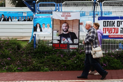 Un cartel con uno de los rehenes secuestrados en Gaza así como fotografías de los candidatos durante las elecciones locales de Israel de este martes en Ashkelon.