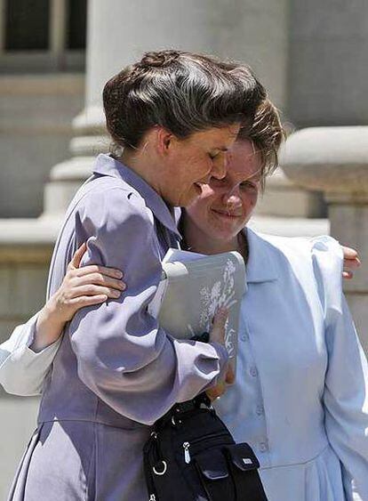 Dos madres sonríen tras la favorable decisión judicial el jueves pasado.