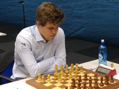 Magnus Carlsen, en el inicio de su partida de hoy con Anish Giri