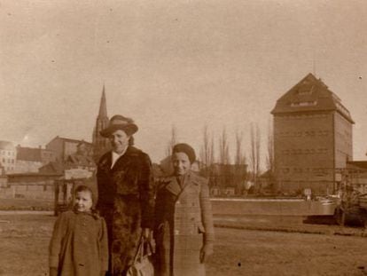 B&auml;rbel Schreiner, con su madre y su hermano en Demmin en 1944. 