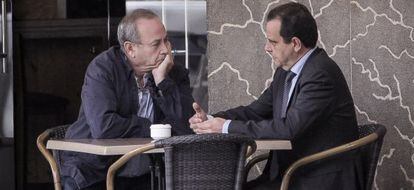 El juez José Castro (izquierda) y el fiscal Antonio Horrach, fotografiados en una terraza frente a la fiscalía en Palma de Mallorca en noviembre de 2012.