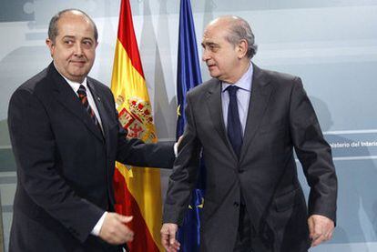 El ministro del Interior, Alberto Fernández Díaz (derecha), y el consejero catalán del área, Felip Puig, durante la reunión mantenida ayer en Madrid.