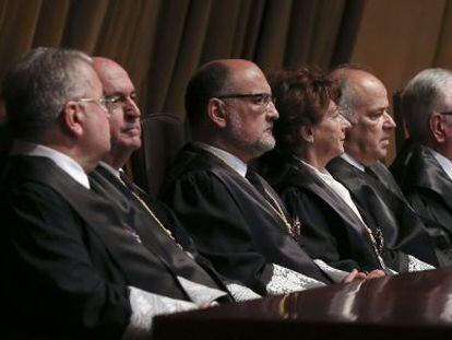 Pérez de los Cobos tercero por la izquierda, en la toma de posesión de los nuevos magistrados del Tribunal Constitucional.