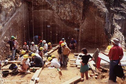 Excavación arqueológica de Gran Dolina, en el yacimiento de Atapuerca ( Burgos ). Varios expertos europeos comprueban los hallazgos durante una visita.