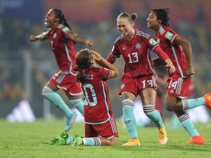 La selección Colombia celebra después de ganar al equipo de Nigeria el partido de semifinales de la Copa Mundial Femenina Sub-17 de la FIFA, en India, el 26 de octubre de 2022.