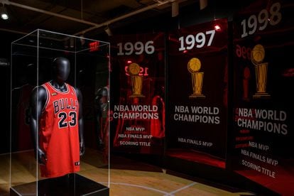 Vendida por 10,1 millones una camiseta de Michael Jordan de su última final de la la temporada del “último baile” | Deportes | EL PAÍS