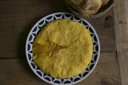 Espléndida tortilla de Taberna Garelos, abundante en yema de huevo.