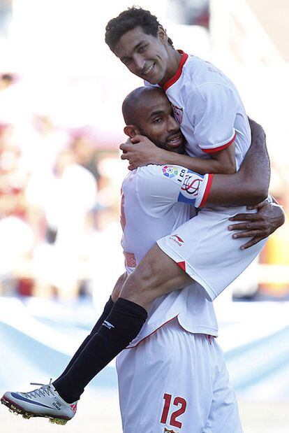 Kanouté y Navas celebran el tanto del Sevilla.