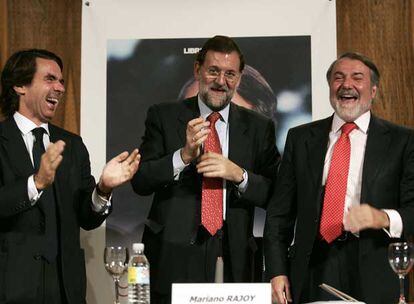 Mariano Rajoy, flanqueado por José María Aznar y Jaime Mayor, en la presentación de un libro.