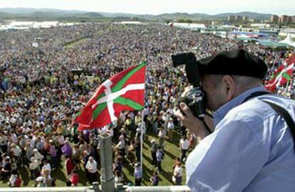 Decenas de miles de personas han acudido al <i>Alderdi Eguna</i> (Día del Partido), que el PNV ha celebrado en Vitoria.