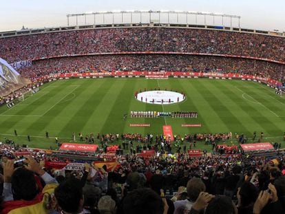 Momento del himno de España en la final de Copa.