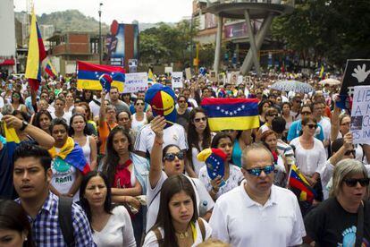 Un grupo de personas protestando en Caracas este viernes. 