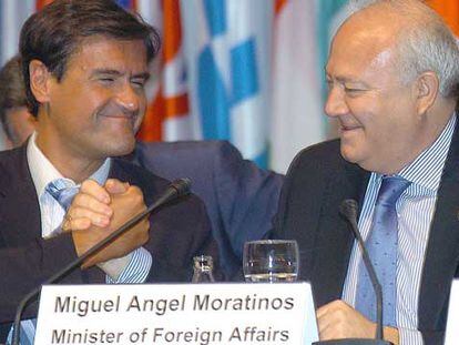 Juan Fernando López Aguilar (izquierda) y Miguel Ángel Moratinos, ayer en Córdoba.