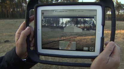 Un iPad permite ver cómo era el campo de Bergen-Belsen.