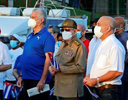 El presidente de Cuba, Miguel Diaz-Canel (izquierda), y Raúl Castro participan en un acto de apoyo a la revolución, este sábado en La Habana.