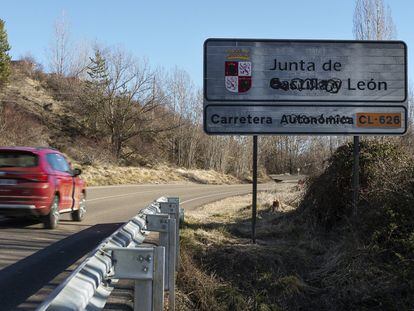 Cartel de una carretera leonesa en el que se han tachado las palabras "Castilla" y "autonómica", así como los castillos del escudo autonómico.