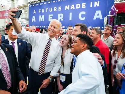 El presidente de EE UU Joe Biden se fotografía con sus seguidores en Pensilvania el pasado julio.