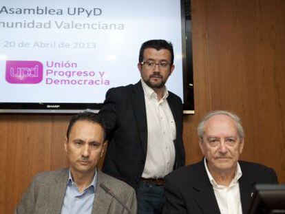 El responsable de Organizaci&oacute;n, Rafael Soriano, de pie tras la mesa de la asamblea de UPyD.
