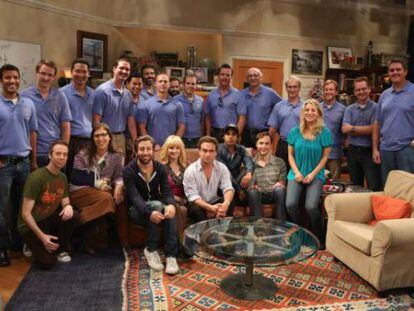 El equipo de científicos del Curiosity posa con los actores de 'The Big Bang Theory'
