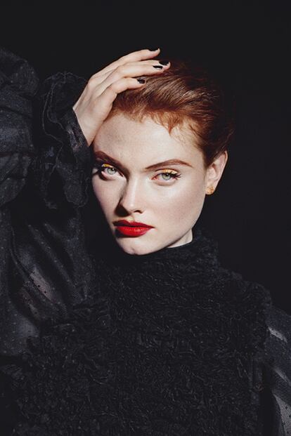 Rojo Eterno. Le Rouge Carmin Scarpin (36,50 €) da protagonismo a los labios, realzados con el Lip Liner (23,50 €) a tono. Un look que remite a la elegancia de Audrey Hepburn, musa y amiga personal de Givenchy.