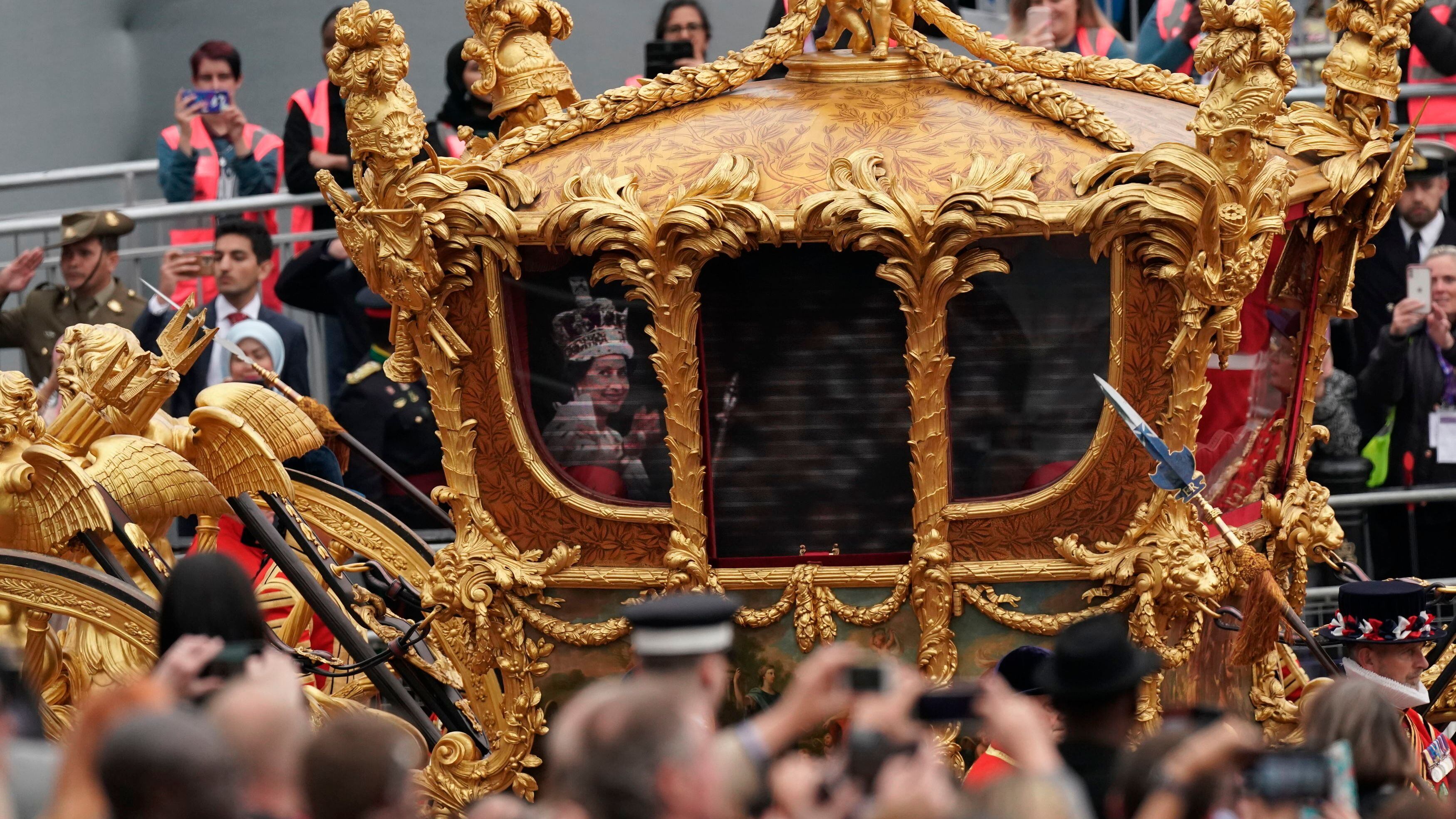 Un holograma de Isabel II en su coronación sobre la carroza dorada, durante el paso por las calles de Londres para conmemorar su Jubileo de Platino, en junio de 2022.