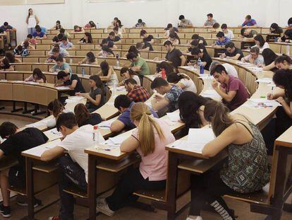 Estudiantes durante un examen en la universidad. En vídeo, declaraciones de Pedro Sánchez.