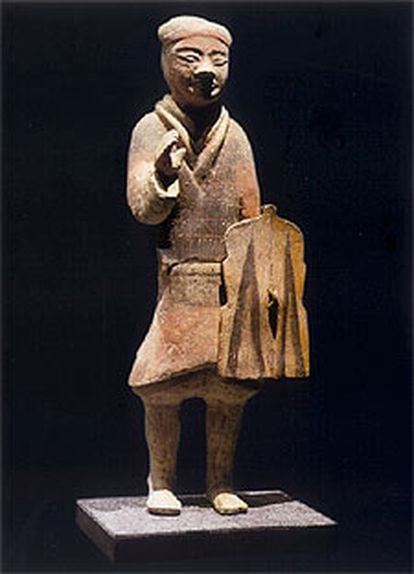 Escultura de un soldado de infantería de la dinastía Han.