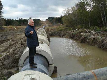 Victor Afanásiev, del Comité de la Naturaleza de Sajalín, muestra las obras de un gasoducto en construcción en la isla rusa.