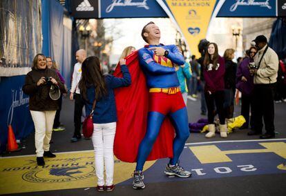 Trent Morrow de Sidney, Australia, conocido como 'Maratthon Man' posa en la línea de meta desde donde dará comienzo la 118 maratón de Boston el 21 de abril de 2014