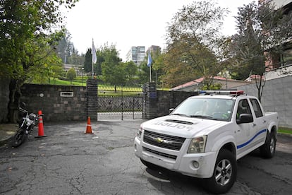Un coche de policía hace guardia frente a la residencia del embajador argentino en Quito el 15 de marzo de 2023.