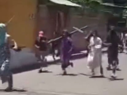 Policías persiguen una procesión en las calles de Nindirí, el 4 de abril de 2023.