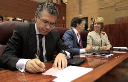 Francisco Granados (en primer plano) junto a Ignacio González y Esperanza Aguirre en la Asamblea de Madrid.