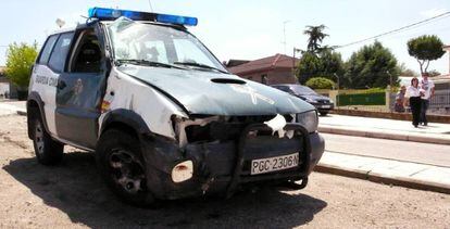 El coche de la Guardia Civil, tras la persecuci&oacute;n.
