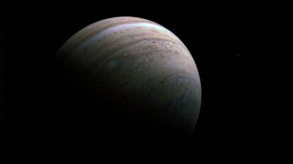 Júpiter, captado por 'Juno', con su lunas Ío y Europa de fondo, a la derecha del planeta.