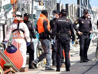 Efectivos de Salvamento Marítimo y agentes de la Policía trasladan al puerto de Almería a un grupo de inmigrantes que llegó a la isla de Alborán el pasado día 1. 