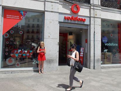 Tienda de telefonía móvil de Vodafone en Madrid.