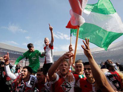 Futbolistas del Feyenoord, capitaneados por Dirk Kuyt, celebran el t&iacute;tulo de liga que lograron este domingo.
