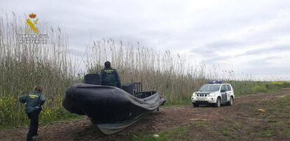 La Guardia Civil localiza una narcolancha en tierra.