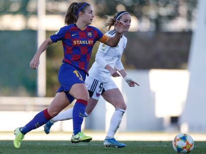 Alexia conduce la pelota ante Asllani.