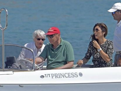 Bernie Ecclestone, con su esposa y miembros de la tripulaci&oacute;n de su barco, en Ibiza el pasado junio.