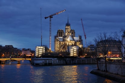 13 de febrero de 2024: Notre Dame al anochecer, desde la isla de Saint-Louis.