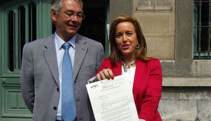 La portavoz del PP en el Ayuntamiento de Bilbao, Cristina Ruiz y l presidente del partido en Vizcaya, Antón Damborenea, muestran la moción de condena a ETA.