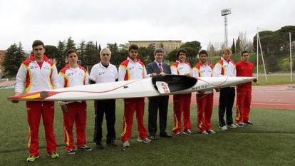 El Secretario de Estado para el Deporte, Miguel Cardenal (de traje), junto a los integrantes del equipo nacional sub-23 de pirag&uuml;ismo