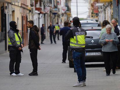 Miembros de la Policía Nacional en la calle donde vive la familia de Zouahir E. B.