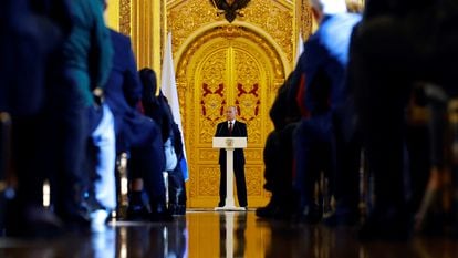 El presidente ruso, Vladímir Putin, se dirige a sus asesores de campaña en el Kremlin, este jueves.