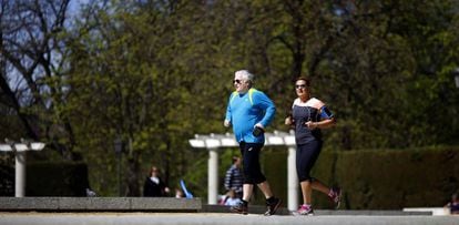 Una pareja mayor corre por Madrid, en 2015.