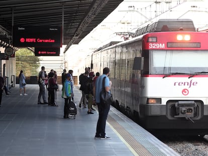 Varios pasajeros se disponen a coger un tren de Renfe en Alcorcón, Madrid.